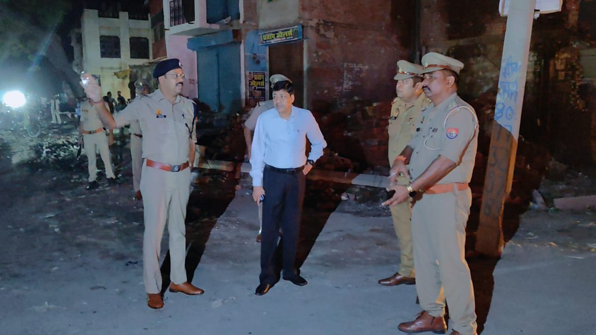unnaopolice's tweet photo. श्रावण मास व कांवड़ यात्रा को दृष्टिगत रखते हुए आज दिनांक 09.08.2026 को वरिष्ठ पुलिस अधीक्षक उन्नाव एवं अपर पुलिस अधीक्षक उत्तरी द्वारा थाना माखी क्षेत्रांतर्गत चंकलवंशी चौराहे पर कांवड़ यात्रा रूट का निरीक्षण किया गया तथा संबन्धित को आवश्यक दिशा निर्देश दिये गये। #UPPolice https://t.co/yiKxmRXYWy