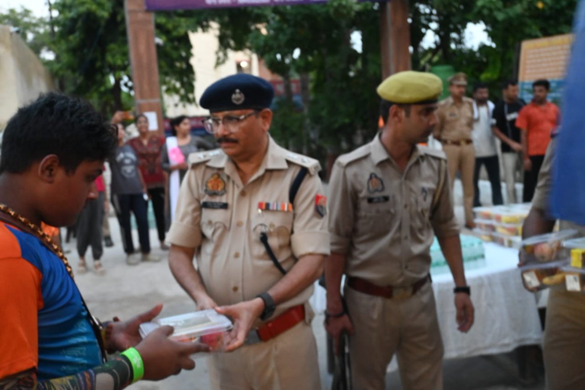 ghaziabadpolice's tweet photo. श्री सुरेन्द्र नाथ तिवारी, पुलिस उपायुक्त ग्रामीण कमिश्नरेट गाजियाबाद द्वारा पुलिस बल के साथ थाना मुरादनगर क्षेत्रान्तर्गत कांवड़ यात्रा-2026 के दौरान शिवभक्त कांवड़ियों पर पुष्पवर्षा कर उनका भव्य स्वागत एवं अभिनंदन किया गया तथा शिवभक्तों को प्रसाद वितरित कर उनकी श्रद्धा एवं आस्था का सम्मान किया गया। इस दौरान शिवभक्तों के प्रति सम्मान एवं श्रद्धा व्यक्त करते हुए कांवड़ यात्रा के सकुशल एवं शांतिपूर्ण संचालन हेतु पुलिस बल द्वारा निरंतर सुरक्षा एवं व्यवस्थाएं सुनिश्चित की गईं।
@Uppolice