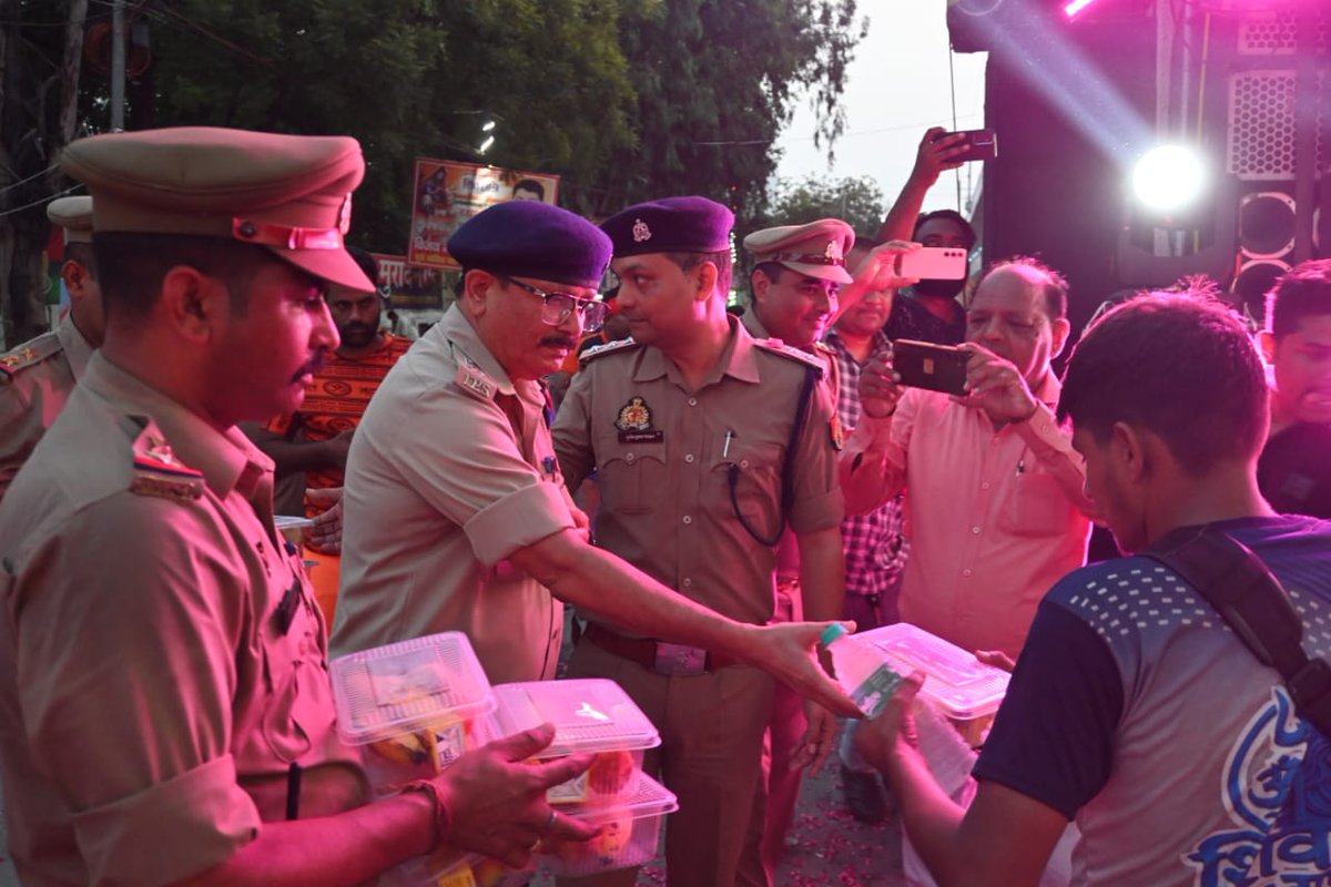 ghaziabadpolice's tweet photo. श्री सुरेन्द्र नाथ तिवारी, पुलिस उपायुक्त ग्रामीण कमिश्नरेट गाजियाबाद द्वारा पुलिस बल के साथ थाना मुरादनगर क्षेत्रान्तर्गत कांवड़ यात्रा-2026 के दौरान शिवभक्त कांवड़ियों पर पुष्पवर्षा कर उनका भव्य स्वागत एवं अभिनंदन किया गया तथा शिवभक्तों को प्रसाद वितरित कर उनकी श्रद्धा एवं आस्था का सम्मान किया गया। इस दौरान शिवभक्तों के प्रति सम्मान एवं श्रद्धा व्यक्त करते हुए कांवड़ यात्रा के सकुशल एवं शांतिपूर्ण संचालन हेतु पुलिस बल द्वारा निरंतर सुरक्षा एवं व्यवस्थाएं सुनिश्चित की गईं।
@Uppolice