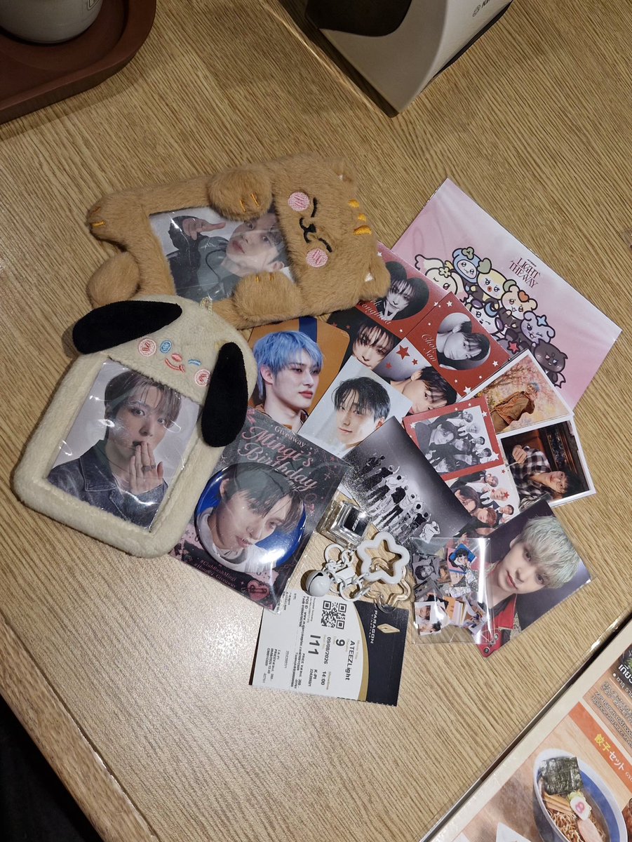 primpraeploy26's tweet photo. แบบvrว่าสนุกมากแล้วดูateezครั้งที่สองสนุกมากกว่าเดิมรอบนี้มีเพื่อนatinyแล้วติ่งสนุกขึ้น300%ขอบคุณ giveaway จากพี่ๆทุกคนนะคะเข้าด้อมครั้งแรกประทับใจสุดๆๆ🥰❤️
#Gottaworkไปหาเอทีซที่เมเจอร์ #LIGHT_THE_WAY #ATEEZ https://t.co/bAFLfw7NGM