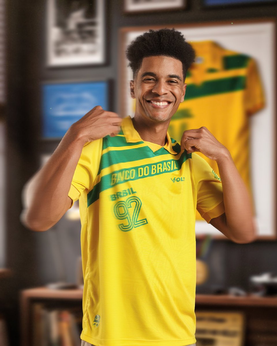 SomosVolt's tweet photo. A edição especial Reviver celebra aqueles que transformaram sonhos em ouro e continuam inspirando novas gerações. 🏐🇧🇷

Edição especial e limitada somente no site https://t.co/5q2mrRadFb.

#Reviver #VoleiBrasil #VoltSport https://t.co/8cjXnRqcLP