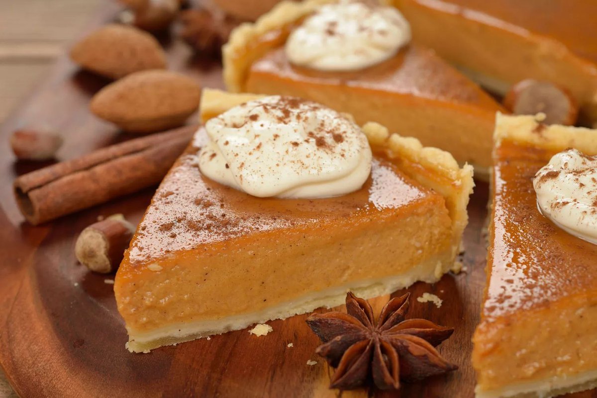 SkRefajul2's tweet photo. Thanksgiving feast alert! Roast turkey, cranberry sauce u0026 pumpkin pie — all for your cozy holiday. Tag who you’re sharing this with! #Thanksgiving特餐 https://t.co/Nw3J9aNt83