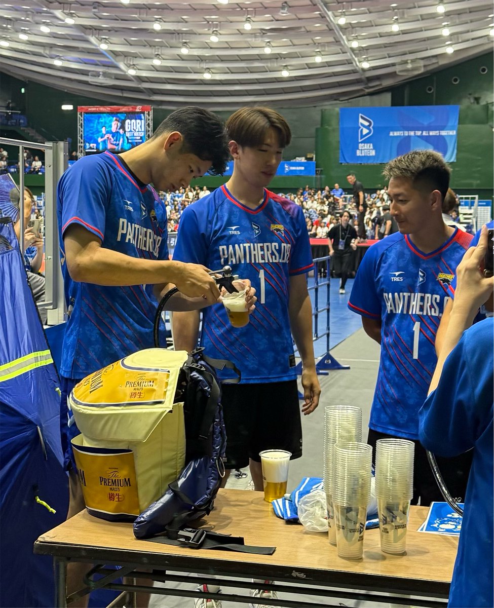 giacinto_192's tweet photo. ふるまいビール当選して野添くんがビール注いでくれた🍻 泡の配分がうまく出来たと喜んでた🤭 馨ちゃんとたるみんも隣でビール注いでた😌 https://t.co/bdk9o5cYRg