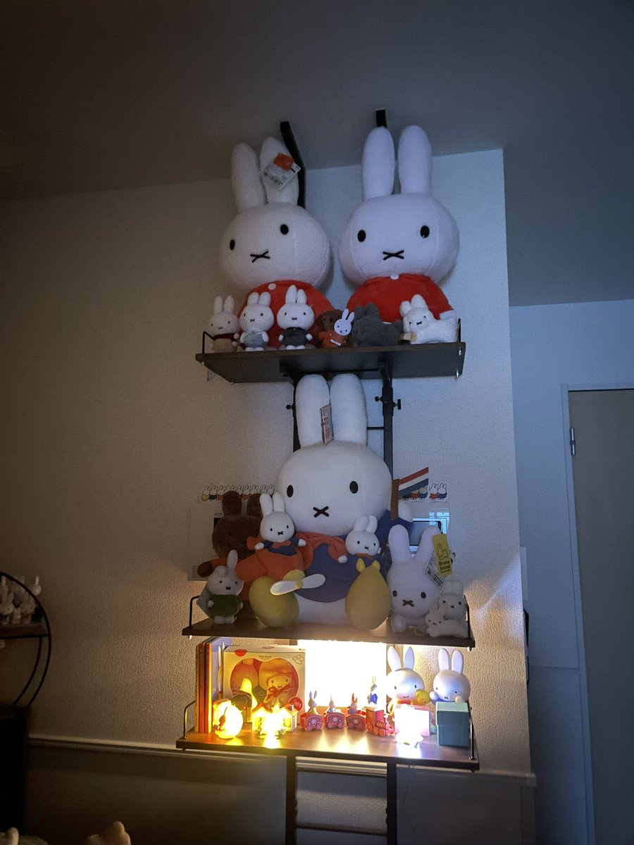 opi19999's tweet photo. 着々と増えていくミッフィーたち。
シンプルでごちゃごちゃしてる部屋が嫌いだった私が率先して彼女の大好きなミッフィーを買い漁ってる笑
数年後には3枚目の部屋が完成しそうな予感 https://t.co/uiKvjdPJkv