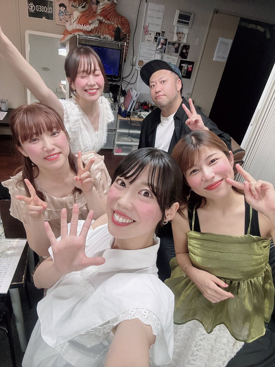 Hamukoman's tweet photo. 横浜mint hallラスト小野亜里沙企画
marinaさん
立石純子さん
椛島恵美さん
Gt.オッキーさん🎸
各地から沢山のご来場＆配信の皆さま✨
本当に本当にありがとうございました😊
大切な場所で、大切な仲間と過ごせた夜
決意と覚悟を持って
これからも歌っていきます♪

「ありがとうを今、あなたへ」🌈 https://t.co/T2eBt9DCOO