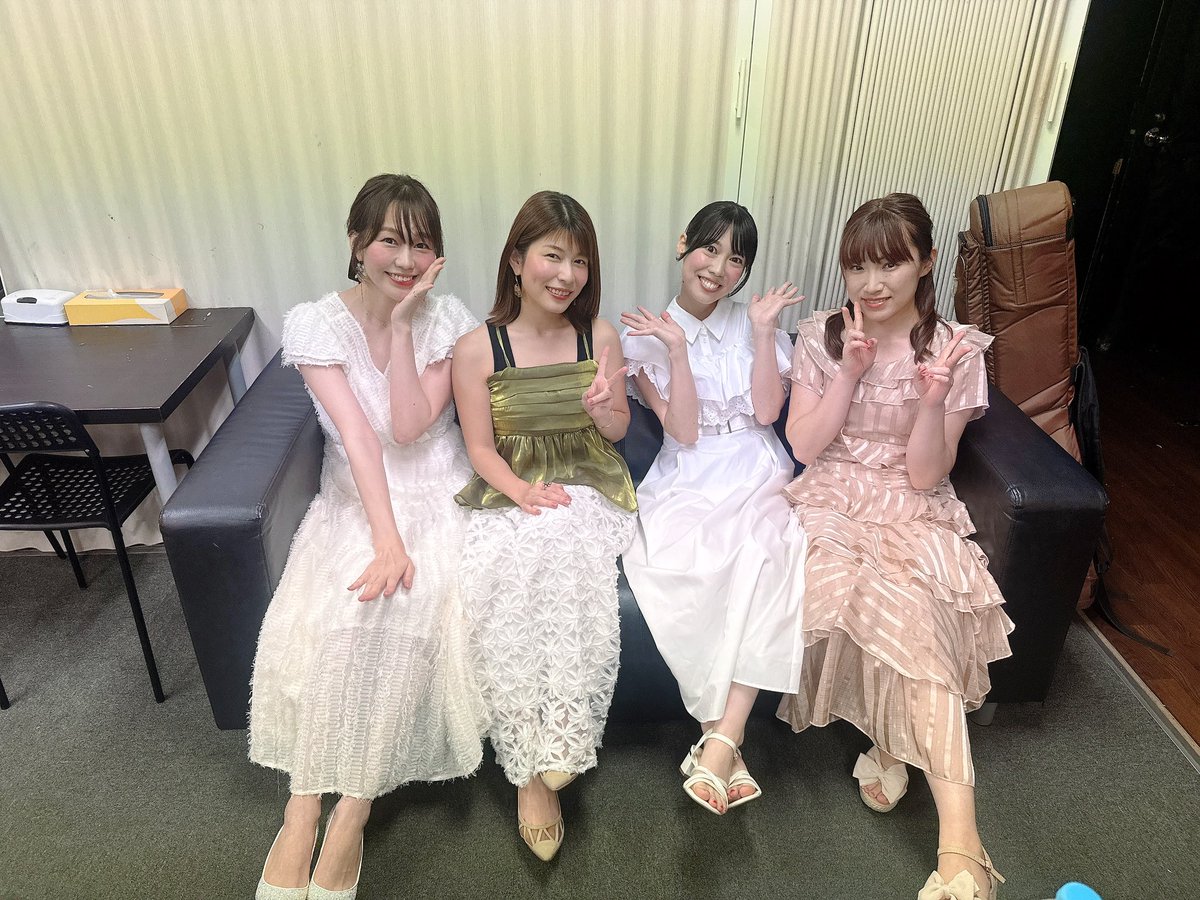 Hamukoman's tweet photo. 横浜mint hallラスト小野亜里沙企画
marinaさん
立石純子さん
椛島恵美さん
Gt.オッキーさん🎸
各地から沢山のご来場＆配信の皆さま✨
本当に本当にありがとうございました😊
大切な場所で、大切な仲間と過ごせた夜
決意と覚悟を持って
これからも歌っていきます♪

「ありがとうを今、あなたへ」🌈 https://t.co/T2eBt9DCOO