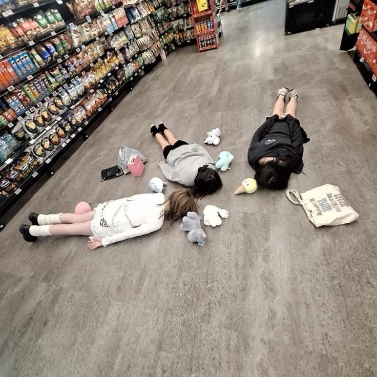 itsssui's tweet photo. [posted late] kekenyangan makan 🍣🥢 terkapar di lantai supermarket. tapi malah lanjut eatsklim bertiga 🍦 (makmur makmur makmur) deh motto trio ini judulnya. https://t.co/d0qP0DNV6L
