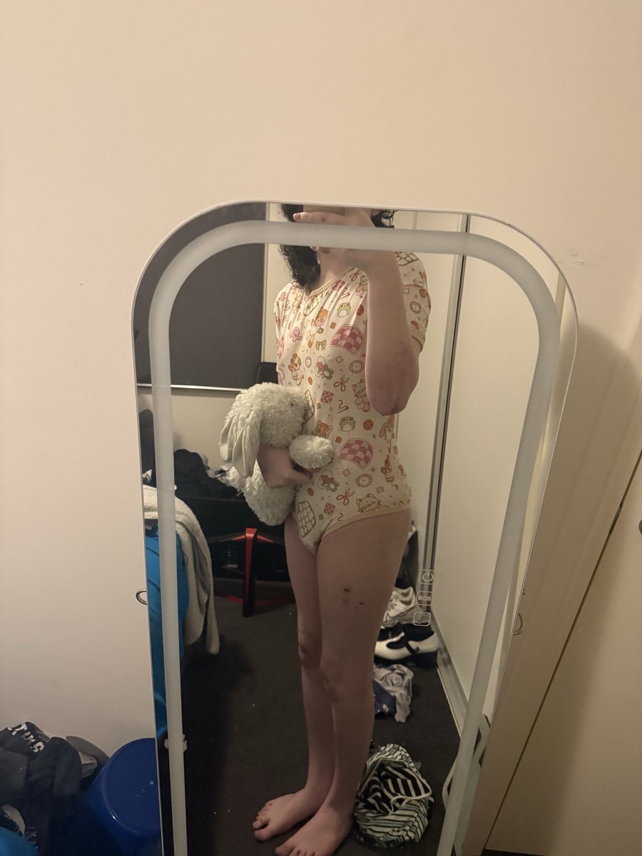 6_dea_9's tweet photo. A singular onesie pic is all you shall get https://t.co/VdDhanLuEM