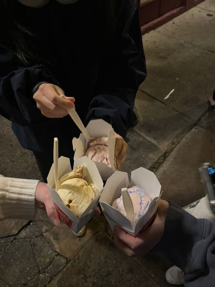 itsssui's tweet photo. [posted late] kekenyangan makan 🍣🥢 terkapar di lantai supermarket. tapi malah lanjut eatsklim bertiga 🍦 (makmur makmur makmur) deh motto trio ini judulnya. https://t.co/d0qP0DNV6L
