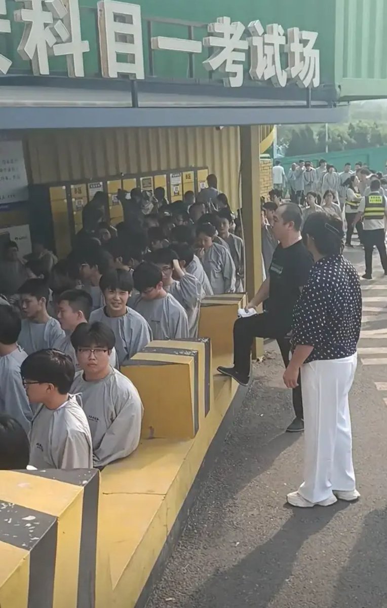 ldld888888's tweet photo. 不好意思，我实在没忍住笑了，现在考科目一都要穿这种罩衣了。 https://t.co/1ZMeEGvKya