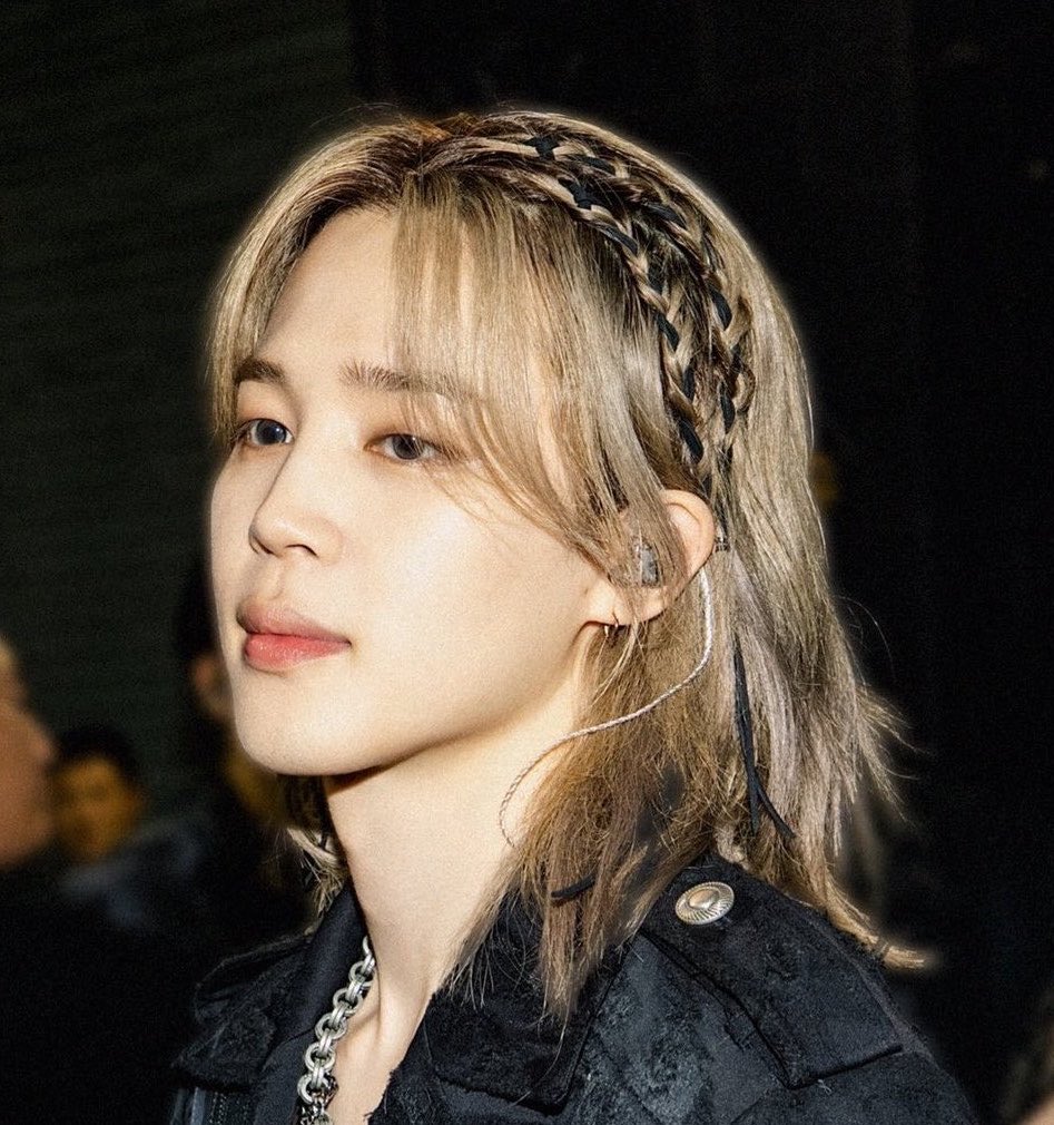 no1kmlover's tweet photo. jimin please wear braids again in chicago please im begging you https://t.co/dB8ztuDPdn