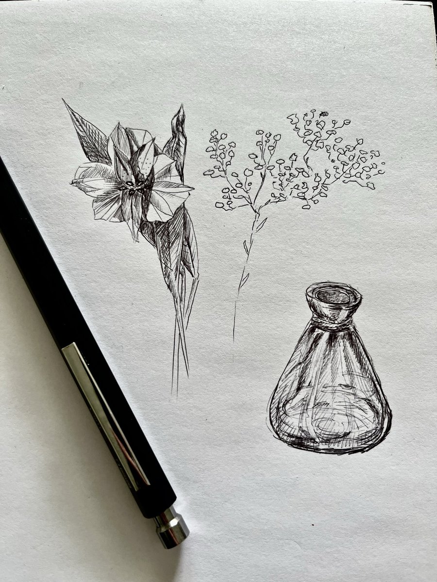 LydiaMary20's tweet photo. flowers and a vase, if they were unsure of themselves https://t.co/NqWYeECCBc