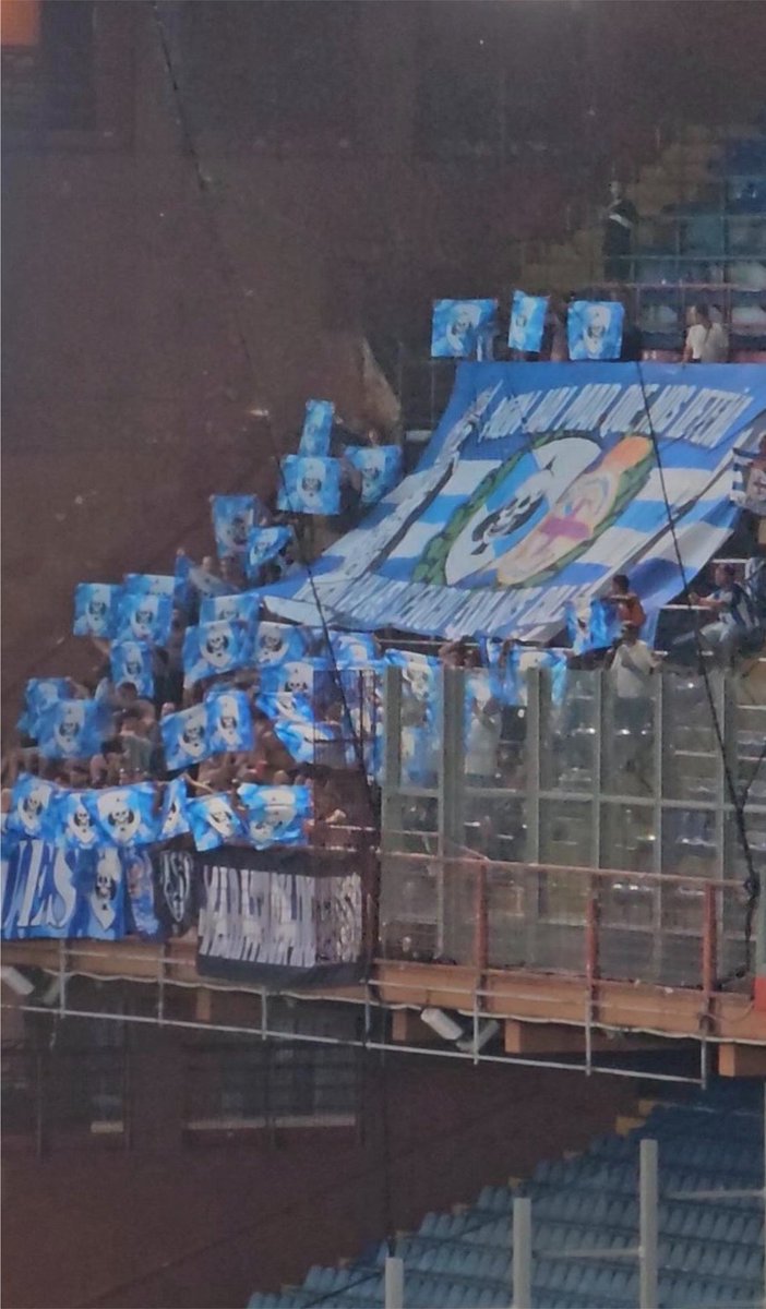 UltrasPresent's tweet photo. (Para recibir tambien hay que ESTAR.)

Viajazo de los Riazor Blues 🔵⚪️ a Génova 🇮🇹, más de 2.500 KM ida y vuelta, en pleno verano…

Y con tifo incluido: “NO HAY MAR QUE NOS DETENGA”

“DEPORTIVISTAS, NO DELINCUENTES”

“Claudio en nuestro recuerdo”

“LIBERTAD MARATHON INFERIOR” https://t.co/P29jz4NbDf