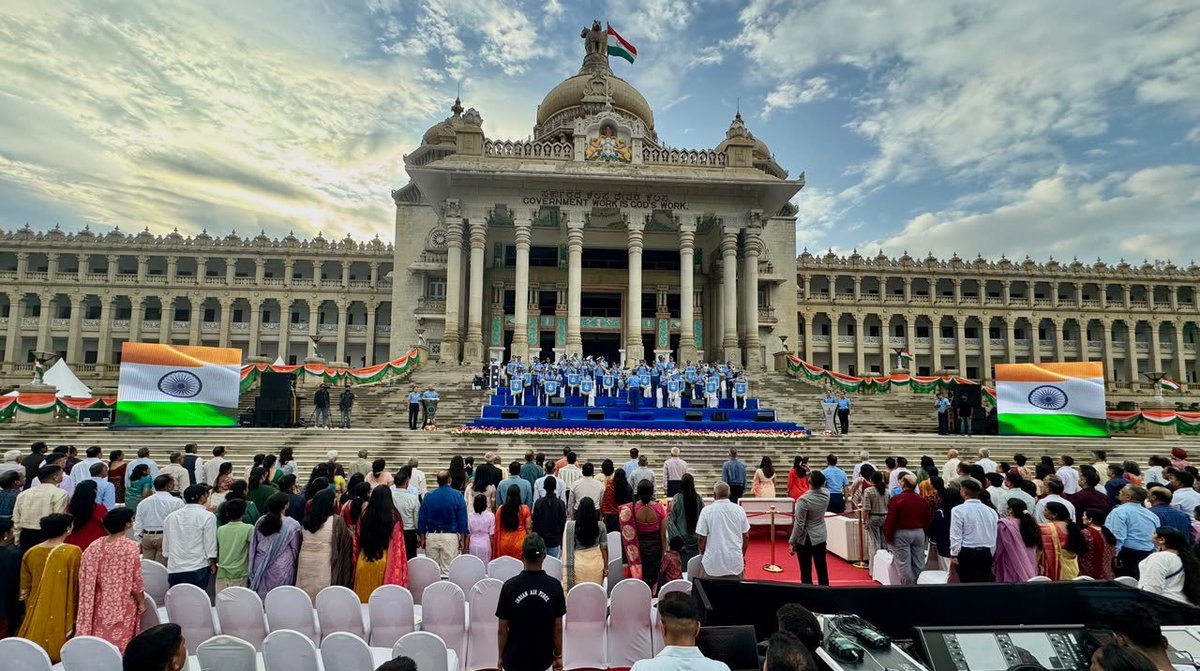 PRO_Shankar_'s tweet photo. A beautiful confluence of music, heritage and national pride—a moment to remember and cherish. 🇮🇳✨

Jai Hind 🇮🇳
@IAF_MCC
#IndependenceDay #IndianAirForce #IAFBand #VidhanaSoudha #Bengaluru #Karnataka https://t.co/k4dBy3osIa