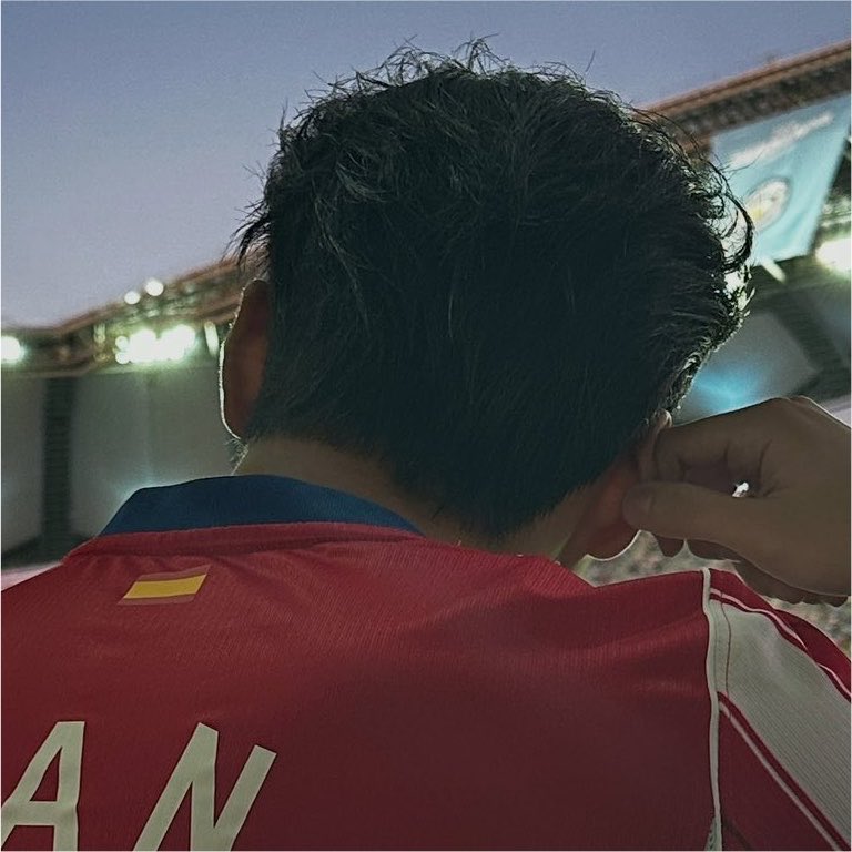 heartinsani's tweet photo. his huge back aside.. the kind of messy hair is driving me insane.. 🚬🚬🚬🚬 https://t.co/AcMYUYYSBO