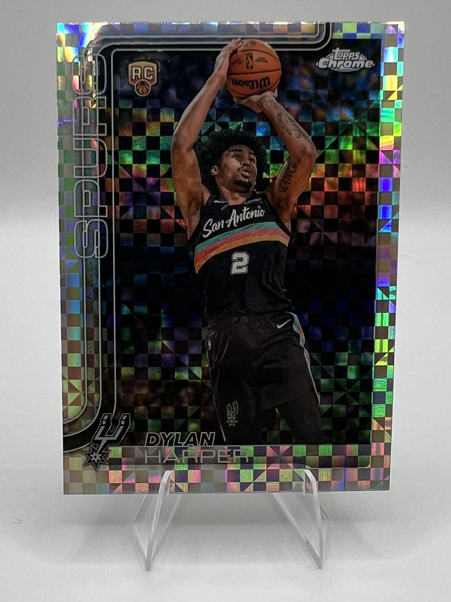 OnlyRipsLLC's tweet photo. Two Dylan Harper RCs, two different kinds of shine. 🔥

🏀 2025-26 Topps Chrome Update #152
✨ X-Fractor RC
🌈 Refractor RC

The Spurs have another young star to build around. Which parallel are you taking?

#DylanHarper #ToppsChrome #Spurs https://t.co/PQSjCaGhxi