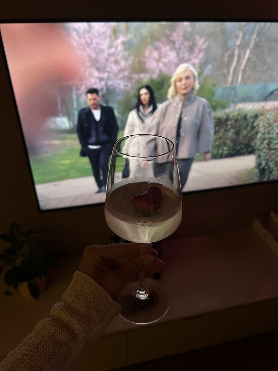 juliakuteneva's tweet photo. Впервые ощутила чувство безопасности дома. Постоянно хочется домой. Люблю дом 💔 
Пью белое сухое с клубникой, смотрю сериал и ем пасту. И это ахуенно!!!! https://t.co/6spLI2lOAW
