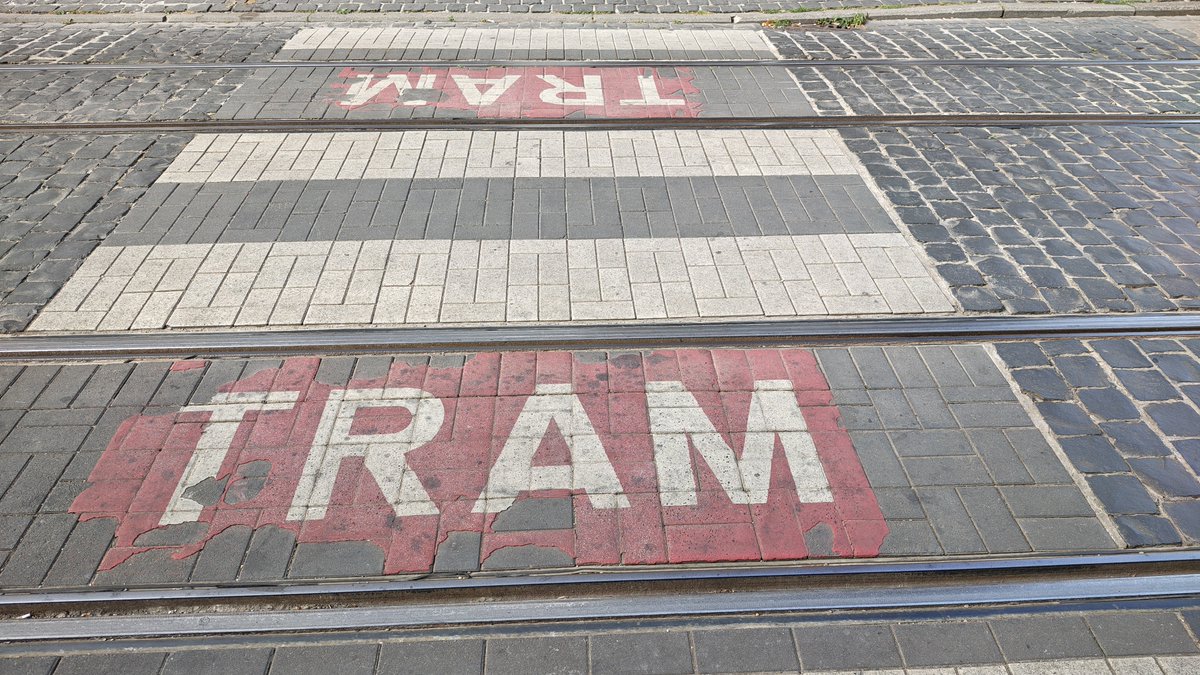 TramViaMuelheim's tweet photo. Die Straßenbahn in Antwerpen war unser heutiges Ziel. Alte - nicht mehr benötige -  Gleisstrukturen und auch Abstellschuppen bleiben erhalten. https://t.co/jHBRORBVLY