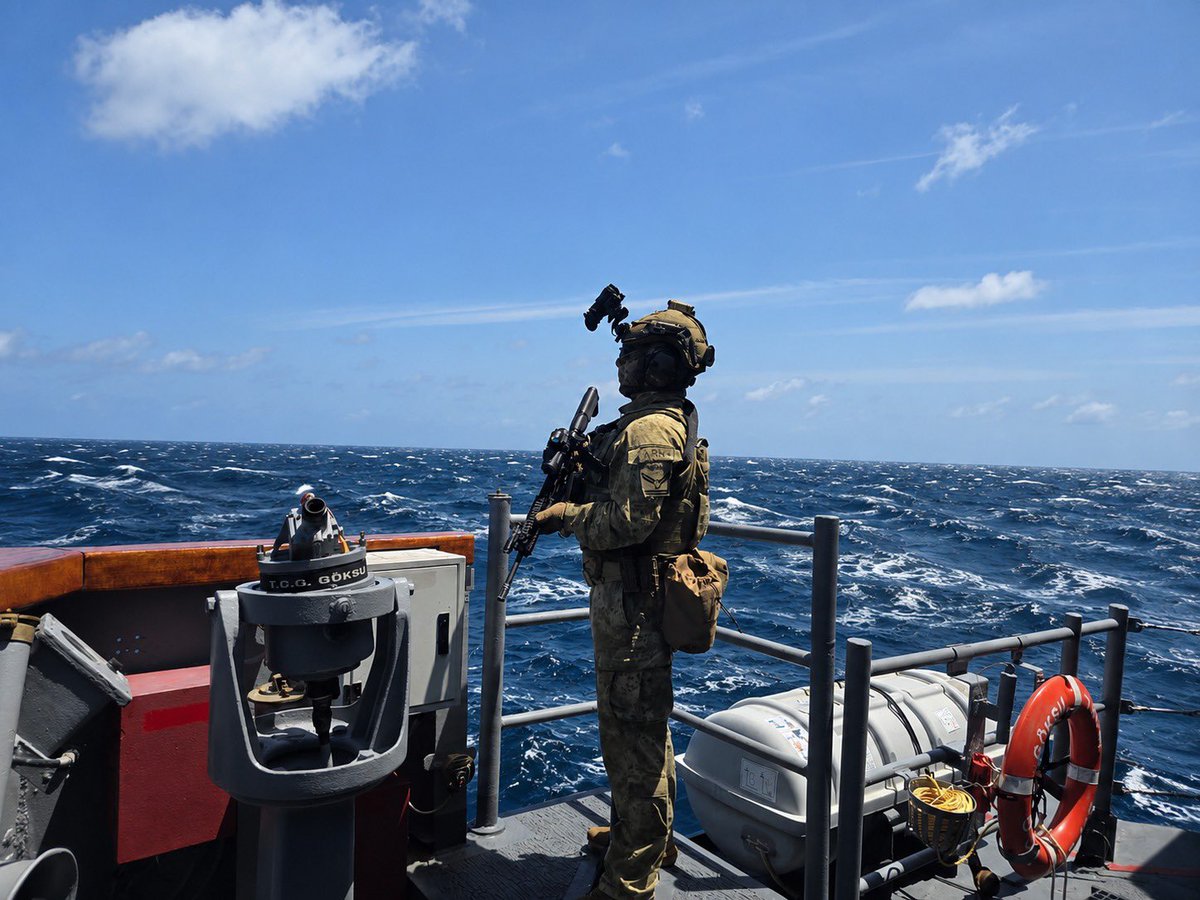tcsavunma's tweet photo. ⚓ Somali Deniz Görev Grubu unsurlarından,TCG Göksu, TCG Gelibolu ve TCG Bartın tarafından Çağrı Bey sondaj gemisi ile Korkut, Altan ve Sancar destek gemilerine yönelik refakat ve koruma görevleri planlandığı şekilde icra edilmeye devam ediyor.

#MillîSavunmaBakanlığı https://t.co/9vcrkkXh5o