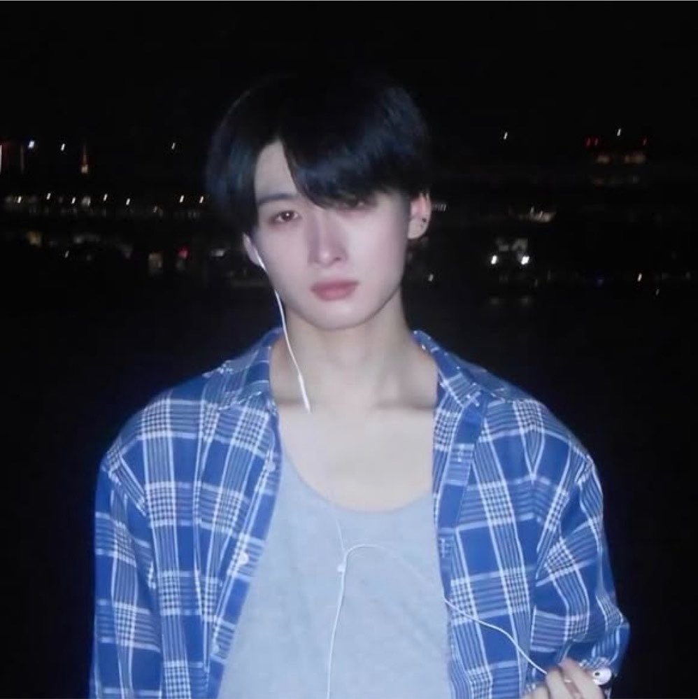 MEICHAN91O_'s tweet photo. めいくんインスタ更新ありがとう🩵🆙🎐夜、海、青、めいくんは最高なの(ᐡ´• ·̫•)ﾉ💯💮ハイトーンのめいくんも恋しいけど、こういう夜の雰囲気は黒髪も合うね(꜆꜄•௰•)꜆꜄꜆⭐️🌎青のシャツ似合うね〜〜ほんとにかっこいい𖤐めいくんの色白が更に際立ってかっこいいU > ω < U🎖だいすき🪽#森明育 https://t.co/AUOOP5wCSl