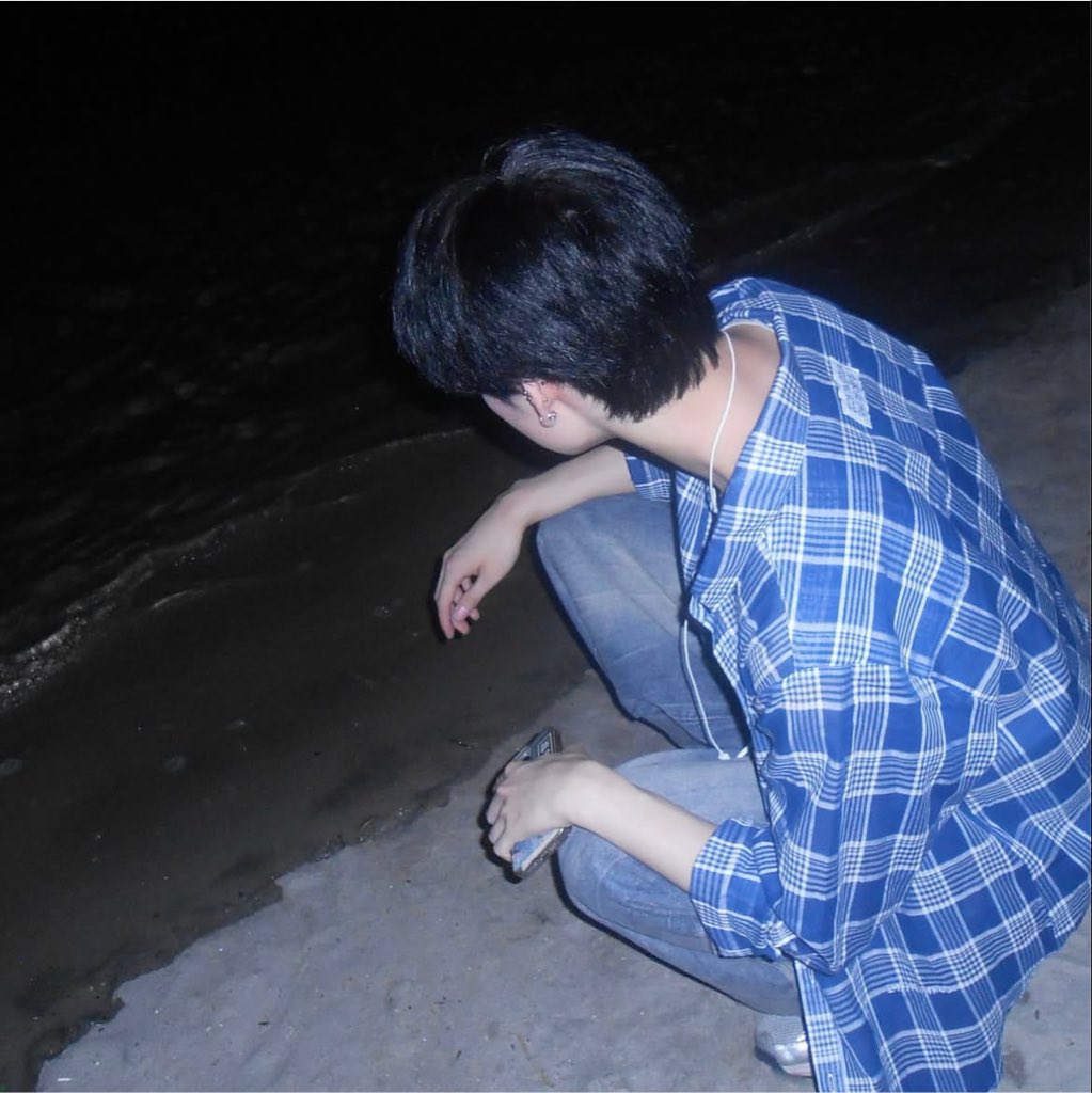 MEICHAN91O_'s tweet photo. めいくんインスタ更新ありがとう🩵🆙🎐夜、海、青、めいくんは最高なの(ᐡ´• ·̫•)ﾉ💯💮ハイトーンのめいくんも恋しいけど、こういう夜の雰囲気は黒髪も合うね(꜆꜄•௰•)꜆꜄꜆⭐️🌎青のシャツ似合うね〜〜ほんとにかっこいい𖤐めいくんの色白が更に際立ってかっこいいU > ω < U🎖だいすき🪽#森明育 https://t.co/AUOOP5wCSl