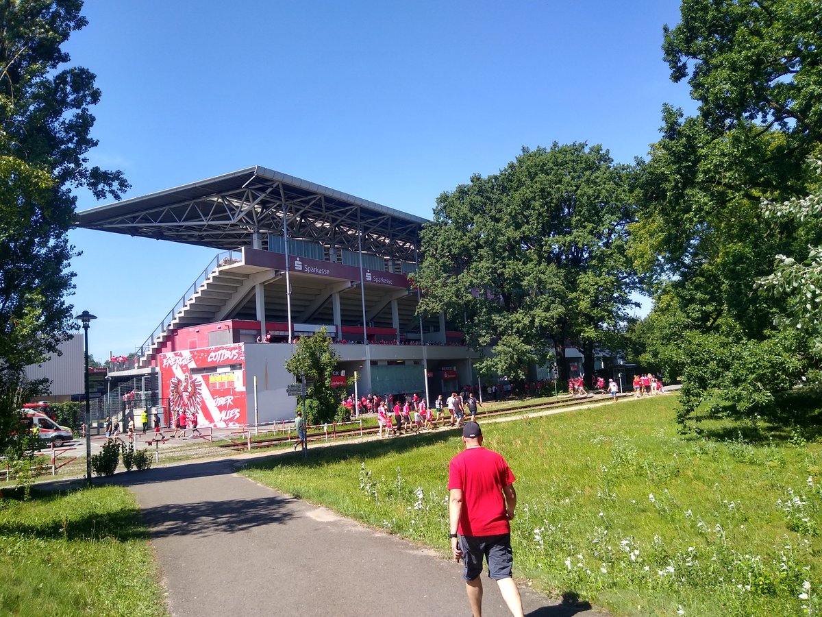 ABGroundhopping's tweet photo. One of my best #groundhopping experiences for a long time at a deafening Stadion der Freundschaft as Energie Cottbus marked their return to the 2. Bundesliga with a 3-1 home win over Hannover, who will be kicking themselves after creating a whole host of first-half chances. https://t.co/q3i7uiKRKc