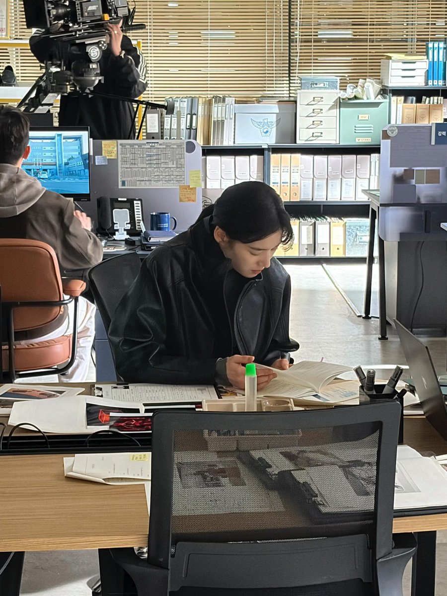 x2ol22's tweet photo. 연하랑 밥 먹기로 해서 연하가 주혜라쪽으로 찾아왔는데 점심시간 된지도 모르고 조사 중인 사건에 집중하고 있는 모습 연하 폰카로 찍고 카톡으로 보내줄 거 같음..
그러면 카톡으로 온 자기 사진 보고 바로 고개 들어서 연하랑 눈 마주치고 보던 거 정리하고 나오는 주혜라. https://t.co/vXDstn8DV7