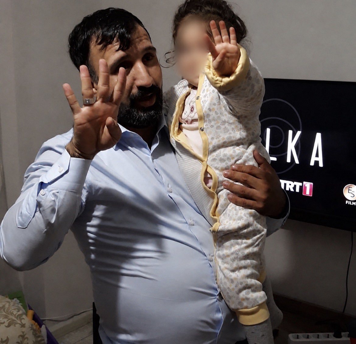 ToplumsalMht103's tweet photo. AKP’nin arka bahçesi butlancı CHP! 

AKP’li Burhan Eptemli, Kemal Kılıçdaroğlu’nun oluruyla başkan yardımcılığı görevine getirildiğini açıkladı. 

Eptemli’nin göreve gelmeden önce AKP Adana il başkanlığına atanan Mustafa Özkan’ı ziyaret ettiğide ortaya çıktı.