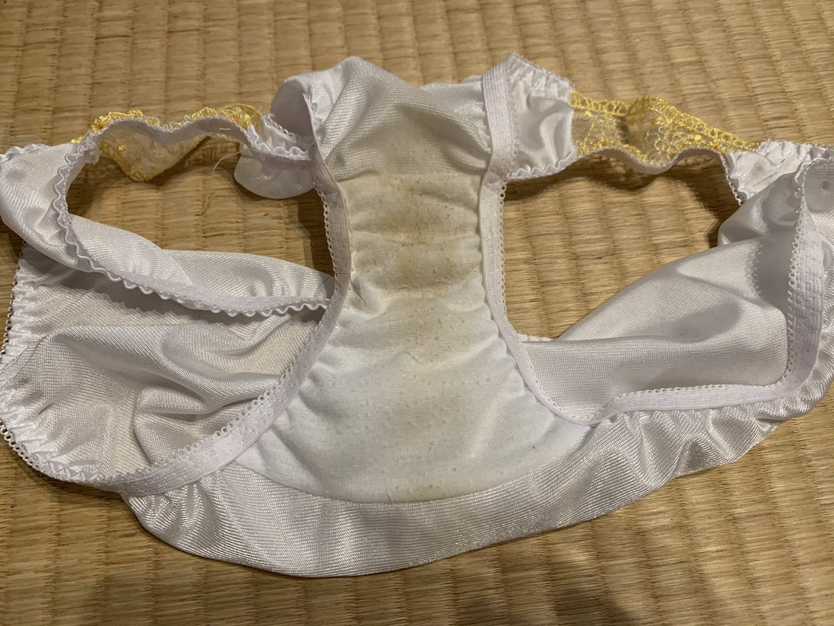uacpoi's tweet photo. 彼女が風呂に入ってる間に回収！
脱ぎたてでクロッチ部分の汚れが外側まで染み込んでますが、これ洗濯しても落ちません！w
基本的に持ってる下着���部こんな感じです！w
そして、めっちゃおしっことおりもの臭が混じってクチャいです！！w
#彼女下着 #彼女クロッチ #クロッチ #クロッチ汚れ https://t.co/ZBj3KgwLdy