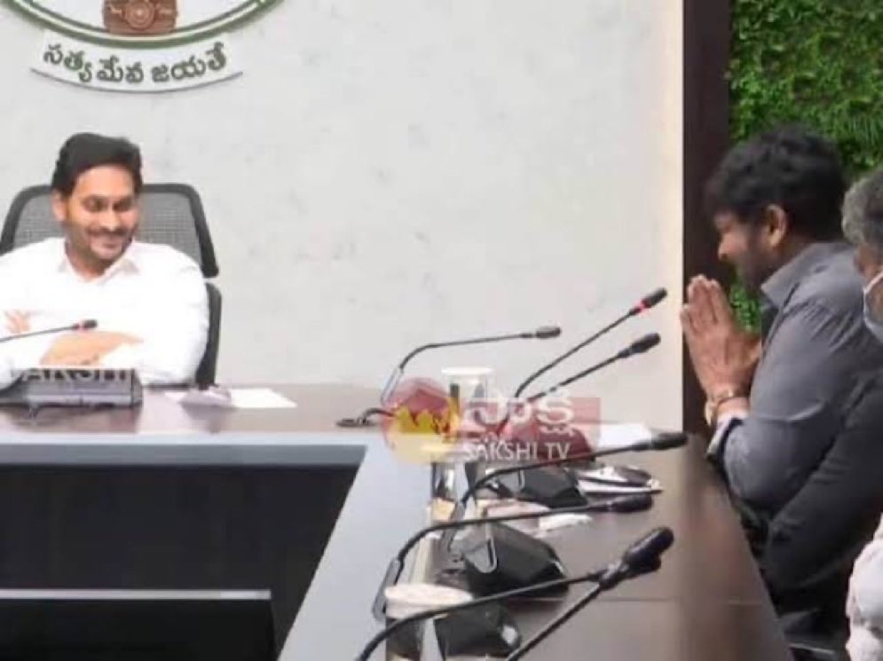 ghosty616's tweet photo. “ఇప్పుడు సచ్చినట్టు సినీ పరిశ్రమ అంటే చిరంజీవి గారి దగ్గరికి వెళ్ళాలి” 🤡🤡🤡 https://t.co/5o8XFmpykH