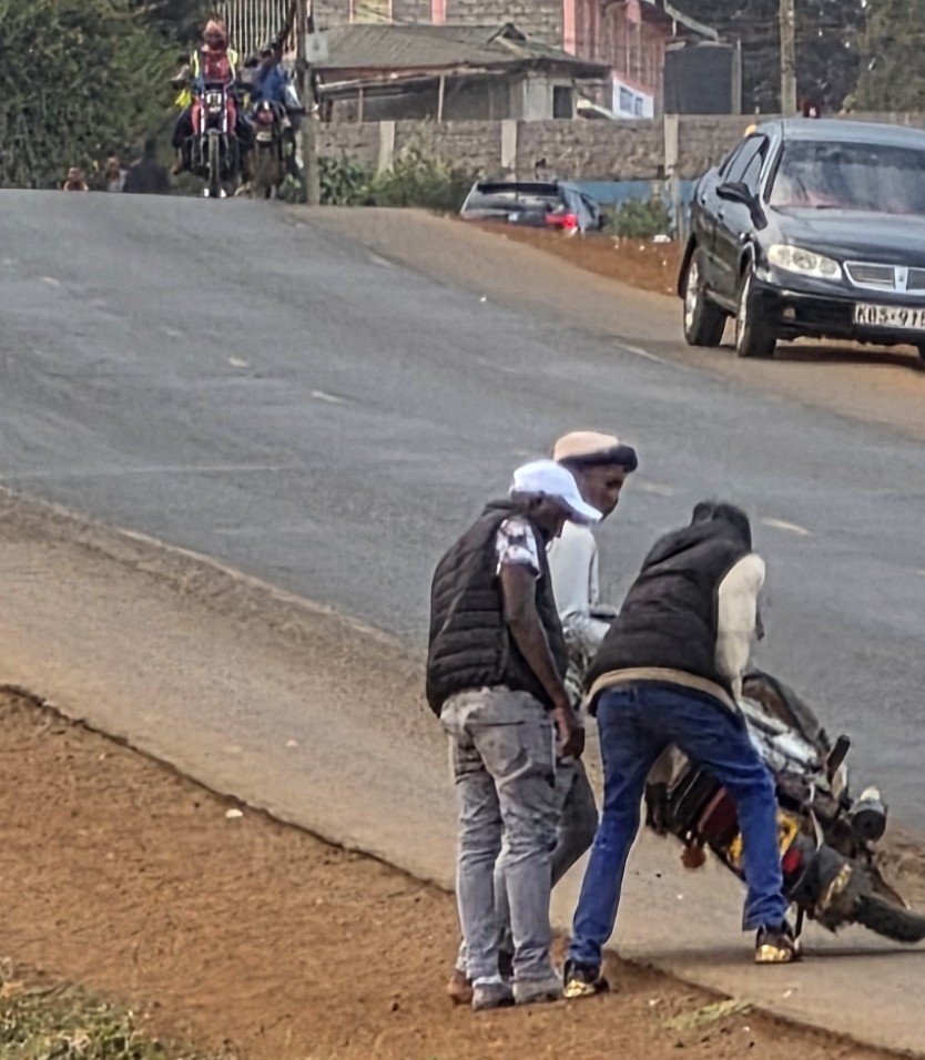 joan_reals's tweet photo. Cool kids watadhani ni ajali.
 They don't know of this bike refuelling system . https://t.co/K9bNPbw7MO
