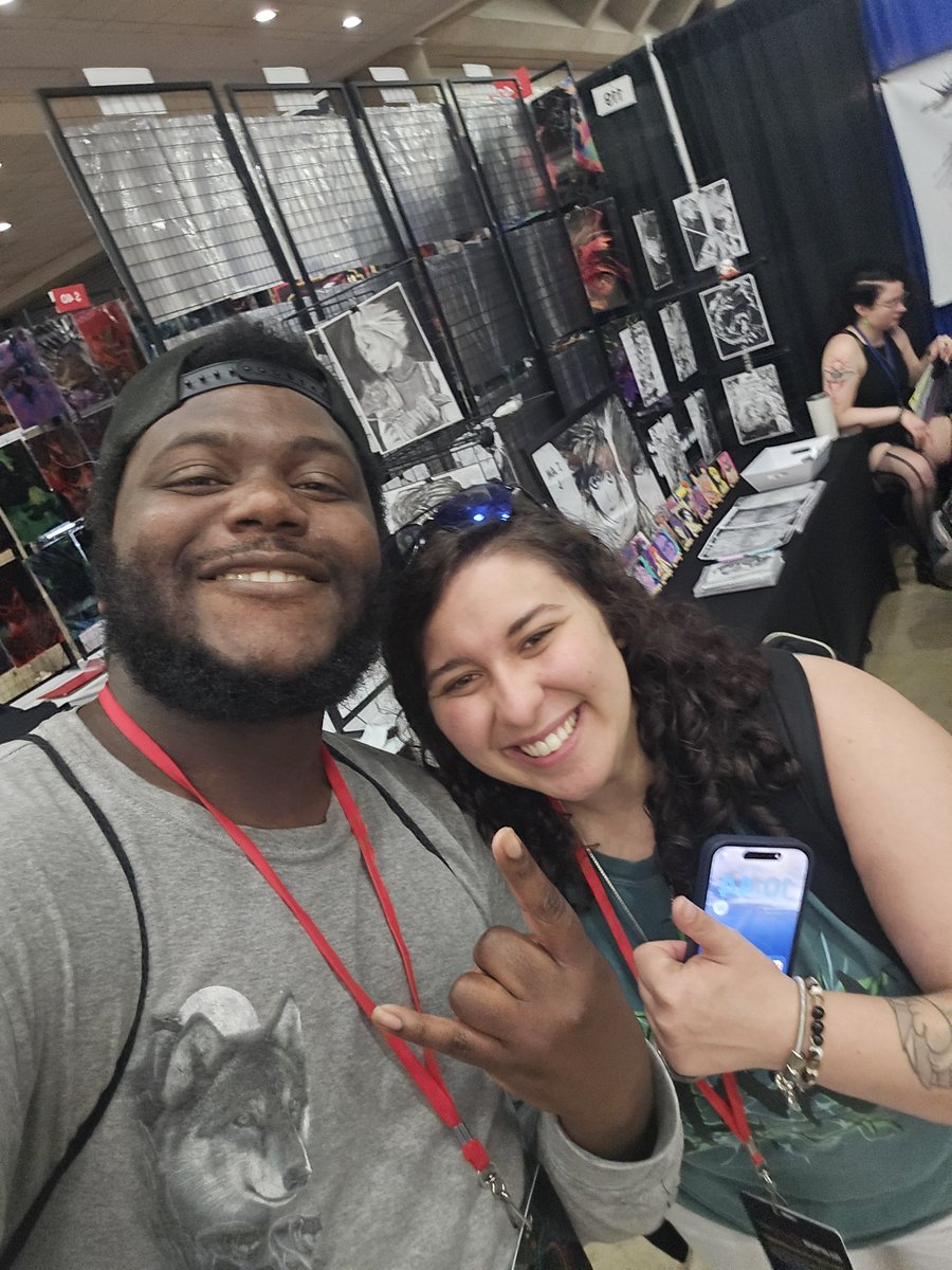 LDavien's tweet photo. Just met the legendary sonic player her self @SuperGirlKels it was an honor meeting u💪💪💪 https://t.co/353kiOSxJG