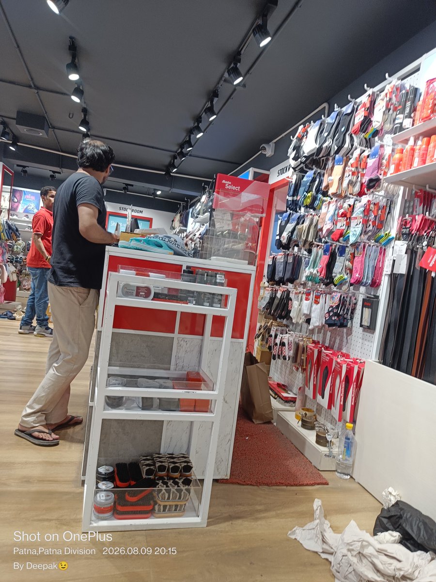 deepakr1528's tweet photo. @SBICard_Connect 
@SBISEC 

Mc 15-20 min s bata k store m h 
Upi or bank isse s wajh s itna time waste  or embarassing feel krawa dia 😡🤬. https://t.co/3fpCKvU9NU