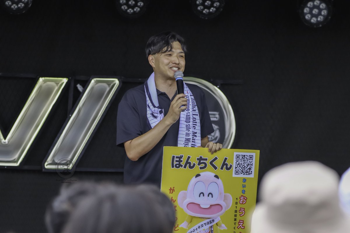 ma28727ma2np1uk's tweet photo. 都城市PRイベントにて
只者じゃないトーク術を披露していた都城市役所職員の上村さん

気になって調べたら
ロッテ都城キャンプ担当で
前職の信用金庫勤め時代にM-1に4回出場し
2回戦進出経験あり

今度はぼんちくんとコンビ組んで出るそうです
(マジです、昨日マリンで言ってました)
凄すぎる👏 https://t.co/3ntIQwi0O8
