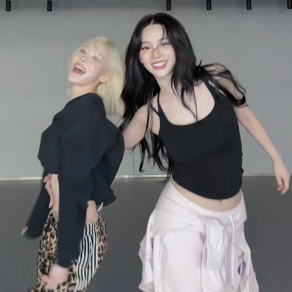 meisttokki's tweet photo. WAIST GRABBER 🥵 https://t.co/nrw0sxwkgI