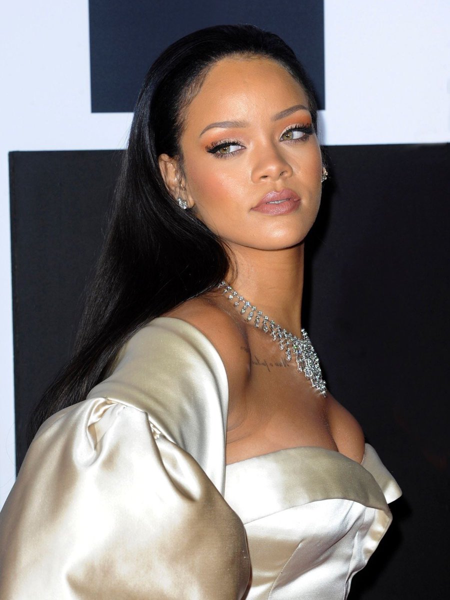 WrdOnDaStreets's tweet photo. With “Take a Bow” now added to her lineup, Rihanna (23) has officially surpassed Ariana Grande (22) for the female artist with the second most songs with 1 billion streams. https://t.co/C7fOVC9irE