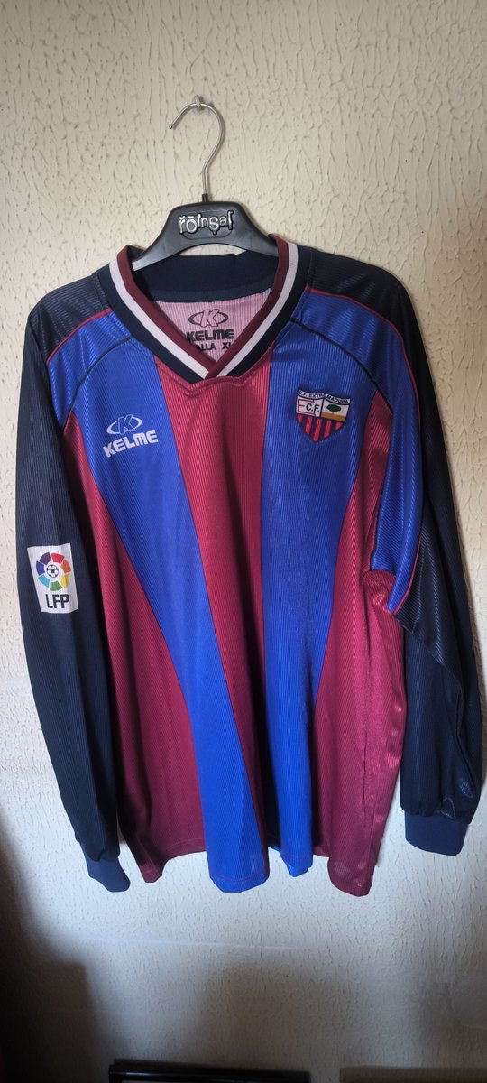 CamiExtremadura's tweet photo. CF Extremadura 
1999-2000 local 
Dorsal 7 (Manuel Mosquera) @ManuelMosque2 https://t.co/yet2IqCwdM