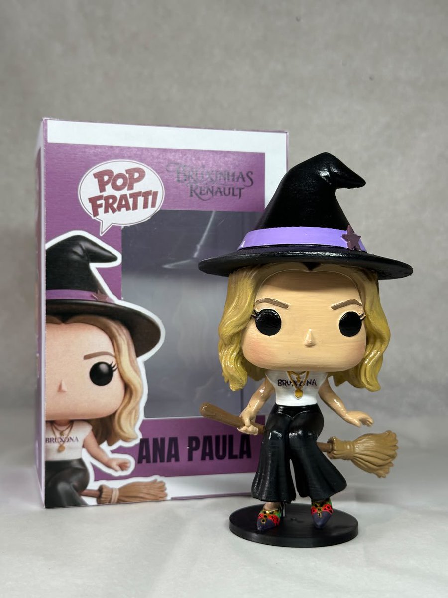 bruxinharenault's tweet photo. As adms prepararam um presente muito especial para a nossa bruxona: um Funko personalizado da Ana Paula! E o mais especial de tudo é que ele foi feito por uma das próprias admins, com muito carinho e dedicação, pensando em cada detalhe para deixar esse presente ainda mais único e especial.

Agora estamos aqui, ansiosíssimas para entregar e ver a reação dela! Foi feito com todo o amor que temos pela nossa bruxona e esperamos que ela ame tanto quanto nós amamos preparar esse mimo. Porque se depender das adms, a Ana vai ser mimada até no formato de Funko! 🧙🏻‍♀️💜

Venham ver mais detalhes no nosso perfil do Instagram: https://t.co/iwB4i8tAF1