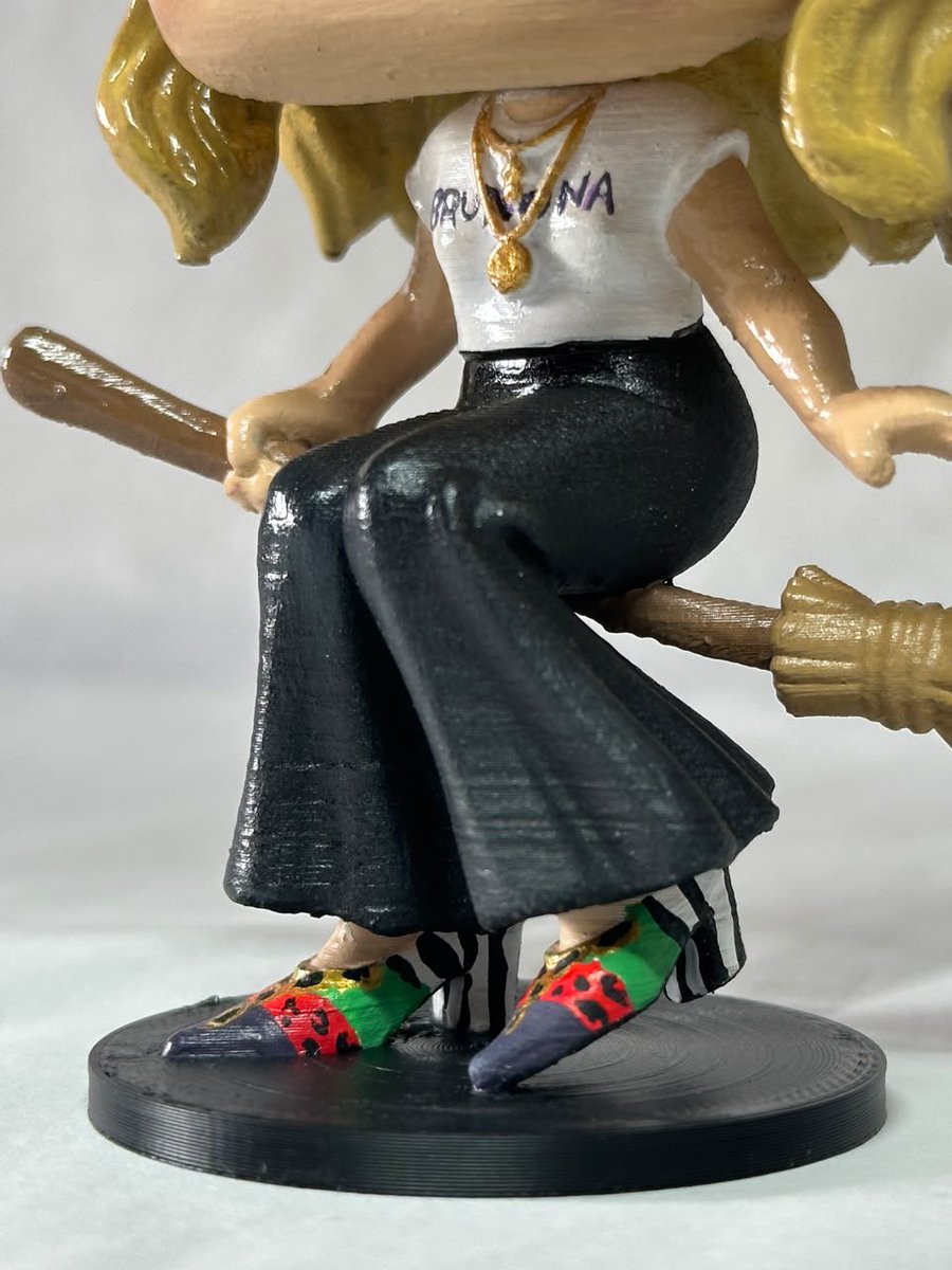 bruxinharenault's tweet photo. As adms prepararam um presente muito especial para a nossa bruxona: um Funko personalizado da Ana Paula! E o mais especial de tudo é que ele foi feito por uma das próprias admins, com muito carinho e dedicação, pensando em cada detalhe para deixar esse presente ainda mais único e especial.

Agora estamos aqui, ansiosíssimas para entregar e ver a reação dela! Foi feito com todo o amor que temos pela nossa bruxona e esperamos que ela ame tanto quanto nós amamos preparar esse mimo. Porque se depender das adms, a Ana vai ser mimada até no formato de Funko! 🧙🏻‍♀️💜

Venham ver mais detalhes no nosso perfil do Instagram: https://t.co/iwB4i8tAF1