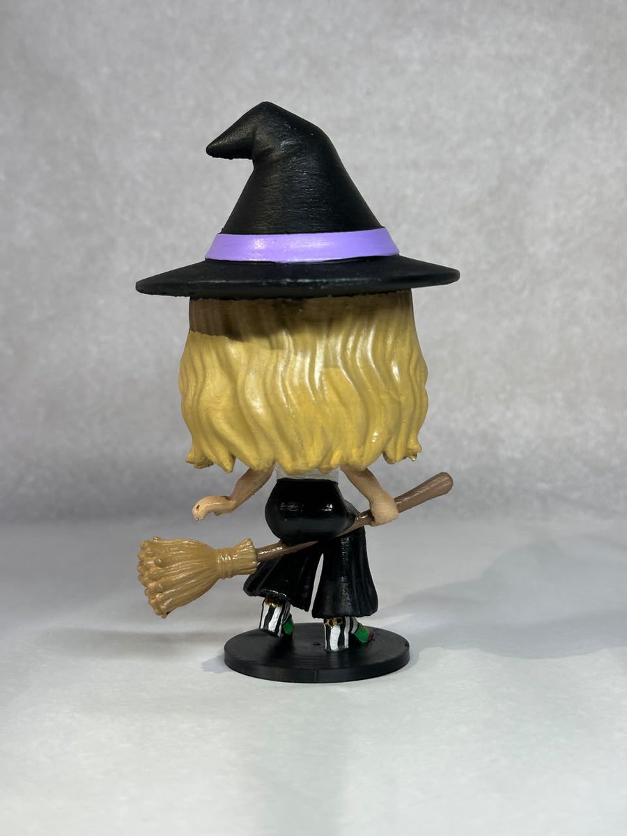 bruxinharenault's tweet photo. As adms prepararam um presente muito especial para a nossa bruxona: um Funko personalizado da Ana Paula! E o mais especial de tudo é que ele foi feito por uma das próprias admins, com muito carinho e dedicação, pensando em cada detalhe para deixar esse presente ainda mais único e especial.

Agora estamos aqui, ansiosíssimas para entregar e ver a reação dela! Foi feito com todo o amor que temos pela nossa bruxona e esperamos que ela ame tanto quanto nós amamos preparar esse mimo. Porque se depender das adms, a Ana vai ser mimada até no formato de Funko! 🧙🏻‍♀️💜

Venham ver mais detalhes no nosso perfil do Instagram: https://t.co/iwB4i8tAF1