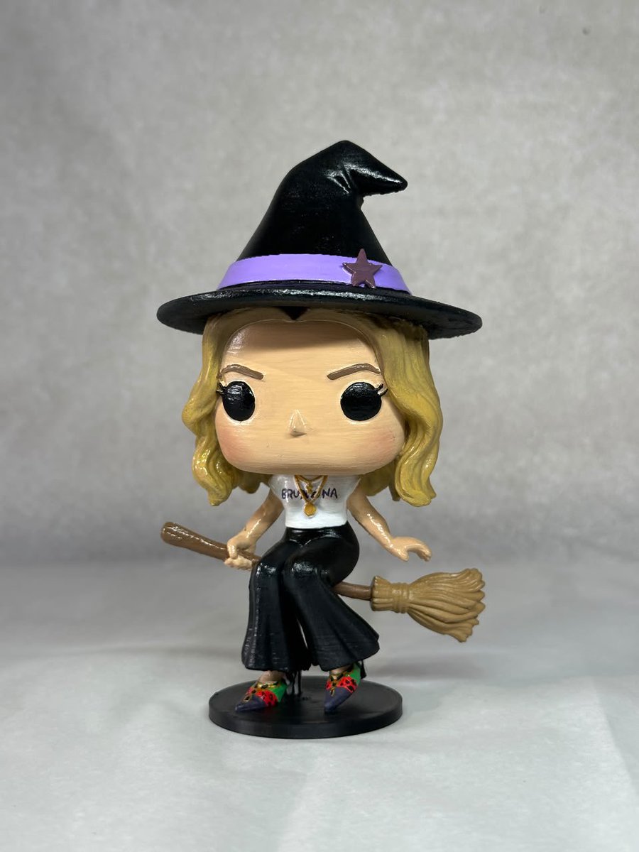 bruxinharenault's tweet photo. As adms prepararam um presente muito especial para a nossa bruxona: um Funko personalizado da Ana Paula! E o mais especial de tudo é que ele foi feito por uma das próprias admins, com muito carinho e dedicação, pensando em cada detalhe para deixar esse presente ainda mais único e especial.

Agora estamos aqui, ansiosíssimas para entregar e ver a reação dela! Foi feito com todo o amor que temos pela nossa bruxona e esperamos que ela ame tanto quanto nós amamos preparar esse mimo. Porque se depender das adms, a Ana vai ser mimada até no formato de Funko! 🧙🏻‍♀️💜

Venham ver mais detalhes no nosso perfil do Instagram: https://t.co/iwB4i8tAF1