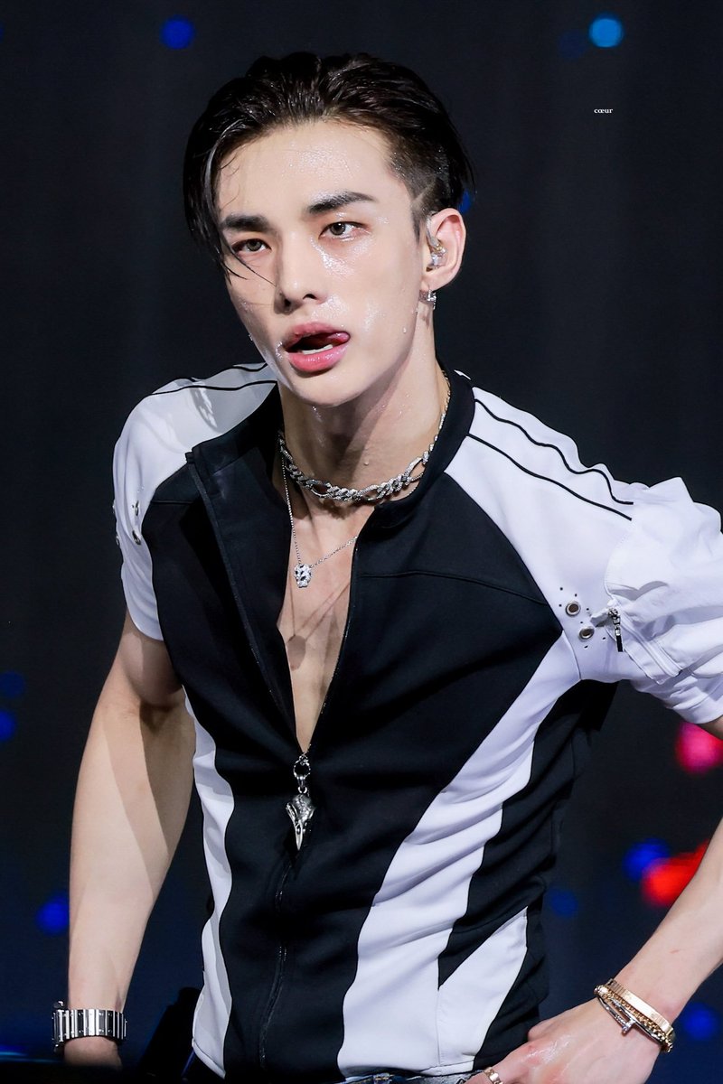 ArisuNines's tweet photo. tongue, chest, tiny waist.... 🫠 https://t.co/kaMpgsCAxB