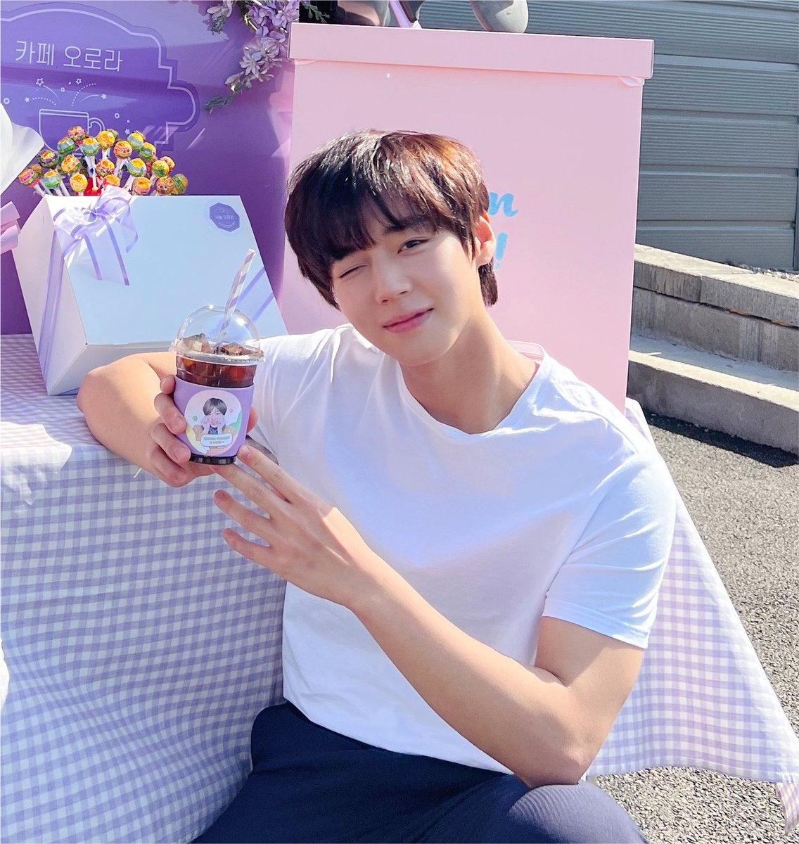 xhdxhdRo's tweet photo. 걍내가사진쭈워옴 https://t.co/c8zVniUc8a