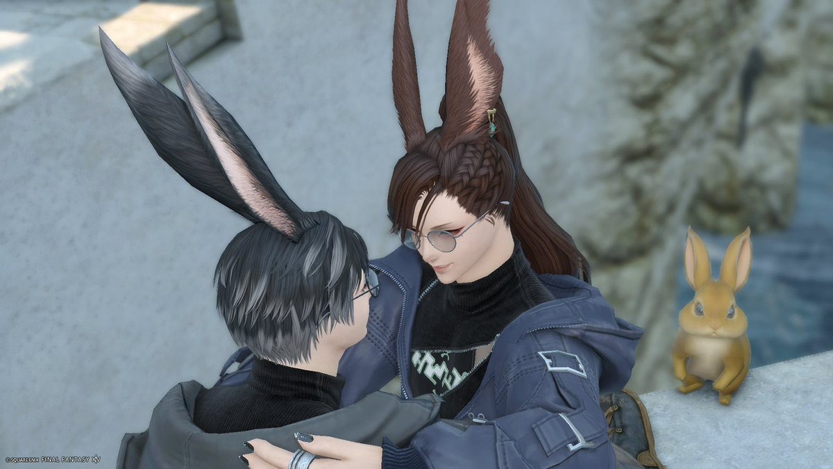 lie_Mituki's tweet photo. 滑り込みハグの日🐰♡

後ろから視線が……？ https://t.co/JXZXrl7Muy