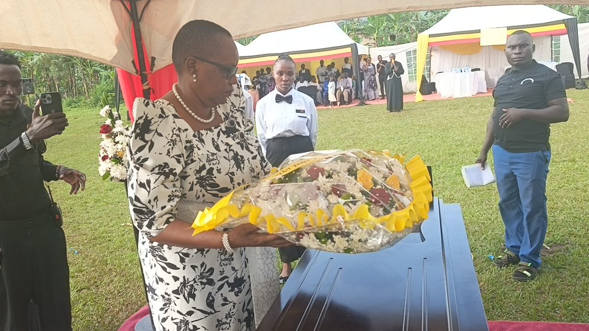 EmmaWangolo's tweet photo. Hon @WanyotoLydia Minister of State for Public Service commiserates with the family of Hon. Julius Nakiyi of Budadiri County East during the final send off of his late brother Charles Robert Nagimesi in Buhugu-Sironko https://t.co/seJOy6c6wu