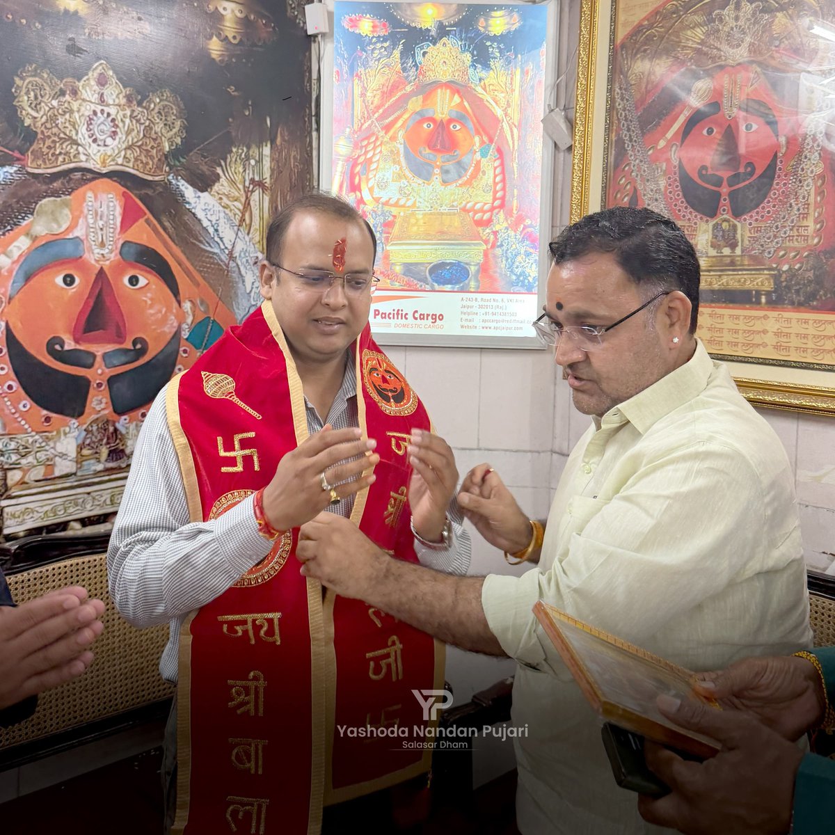 balmukundjoshi's tweet photo. सीकर जिला कलेक्टर आशीष मोदी ने सालासर बालाजी के दर्शन कर प्रदेश और जिले की खुशहाली की कामना की. यशोदानंदन पुजारी ने मोदी का स्वागत किया.

@DcDmSikar @JodhaPujari @SalasarOfficial @pujari_mangilal https://t.co/0a6FFa646q