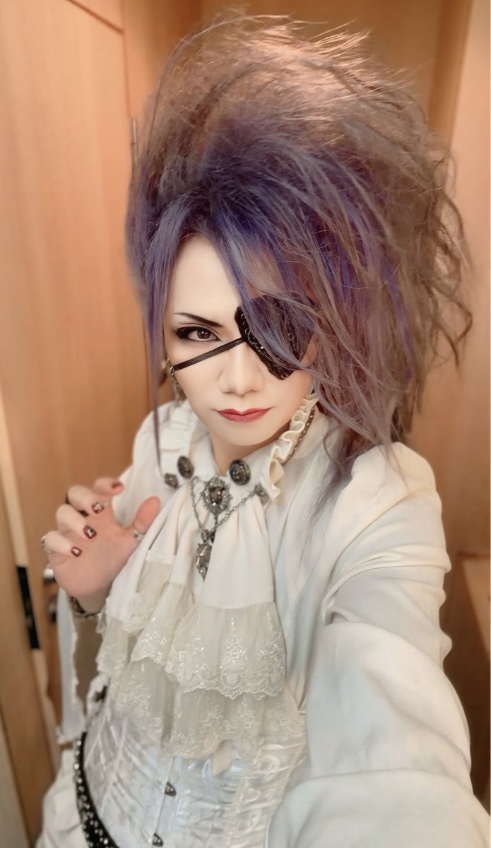 artcube_z's tweet photo. やべぇくらいハッピーボーイな1日だった！！

最高に格好いいメンバーと誕生日に一緒にステージ立てるなんて幸せすぎだぞ‼️

俺なんかの誕生日を本気になって全力で祝ってくれてありがとう✨

そして、そんな仲間との空間を共にしてくれて皆んなありがとう❣️

全員で会場を震わす時間を過ごせた事心から嬉しく感謝してます。

君たち一人一人が大好きなメンバー達に自信持ってついていけるRedoをこれからも作っていくよ！

俺達と君達の永遠の物語を元に綴っていこう。

(ｷ^ _☻*))y─┛ 夜露死苦ｯ!!