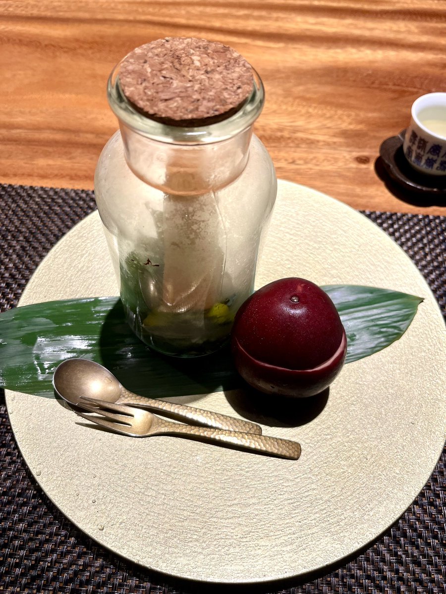 1989_0305's tweet photo. 8品目

台湾パイナップルケーキ ショコラテリーヌ

甜は2種

レモングラス、コブミカンの葉、ローズマリーなどで香り付けしたパイナップルケーキはしっとり爽やかに

パッションフルーツの酸味を活かしたビターチョコのショコラテリーヌも美味

抜かり無し、ご馳走様でした。(*´-`) https://t.co/kUDJuOiiqn