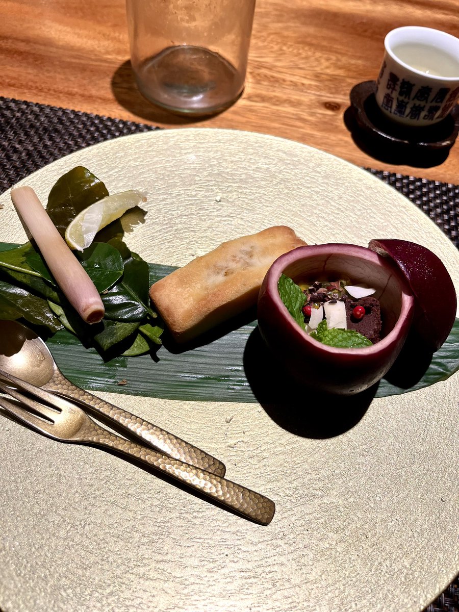 1989_0305's tweet photo. 8品目

台湾パイナップルケーキ ショコラテリーヌ

甜は2種

レモングラス、コブミカンの葉、ローズマリーなどで香り付けしたパイナップルケーキはしっとり爽やかに

パッションフルーツの酸味を活かしたビターチョコのショコラテリーヌも美味

抜かり無し、ご馳走様でした。(*´-`) https://t.co/kUDJuOiiqn