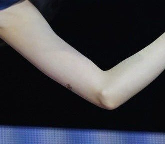girljungkook82's tweet photo. Another piece of proof that Jungkook doesn’t have a tattoo.
Jungkook arm from the side vs. W arm from the side.
Shippers, please wake up from the delusion already. https://t.co/YscxzZEbr0